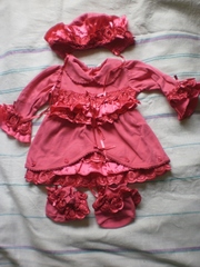 Набор для девочки (платьице, пинетки и шапочка)