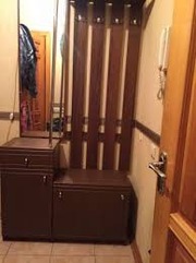 Вешалка с зеркалом и тумбой под обувь